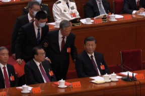 Бывшего лидера Китая вывели под руки из президиума на съезде КПК