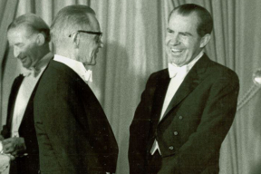 История одного фото. «В 1971 году советским было смешно: ходит на приёмы в Вашингтоне какой-то дядька во фраке»