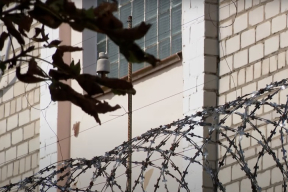 «Отобрали всю одежду, посадили в клетку и открыли дверь на улицу, где было -10. Пришли, когда начал «отдавать концы»