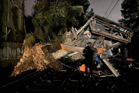 Крушение поезда в Барселоне: погиб машинист, десятки людей ранены