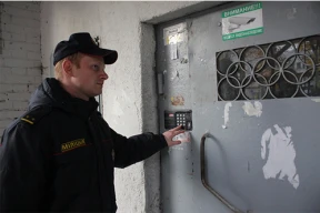 Конвейер репрессий. Освобожденных политузников, оставшихся в Беларуси, серьезно ограничат в правах. В день, когда помиловали политзаключенного Доронина, его жене дали 8,5 лет колонии