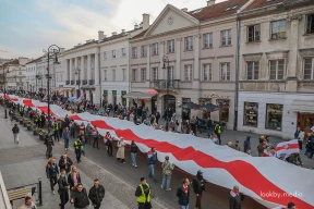 Фотофакт. В Варшаве на праздновании Дня Воли беларусы растянули флаг длиной 330 метров